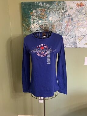 Ladies Harley Davidson shirt in size M.